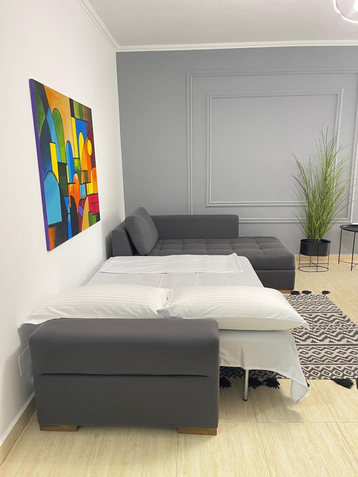 Maris Apartment Тирана Екстериор снимка